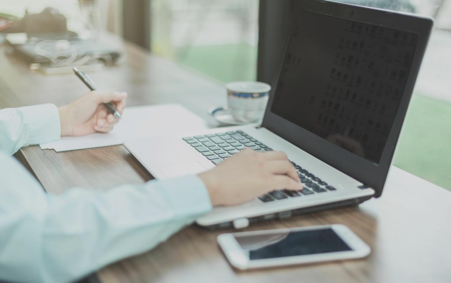 Specialista Thimor Alux al lavoro su un sistema di machine learning
